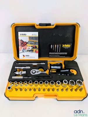 La trousse à outils se trouve dans une mallette jaune qui contient des outils.