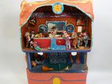 une petite maison de poupées en forme de valise