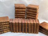 plusieurs vieux livres empilés sur une surface blanche