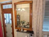 une chaise rouge dans un coin d'une pièce où se trouve un radiateur dans un coin