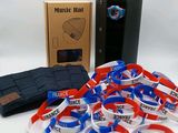 une boîte de bracelets, un portefeuille et un téléphone portable posés sur une table