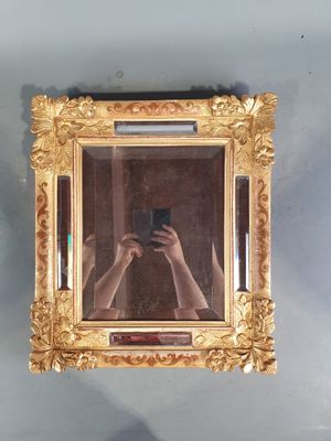 Petit miroir à parecloses en bois sculpté et doré à quatre é…