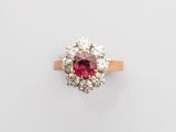 gros plan d'une bague en diamant rose et blanc sur une surface blanche