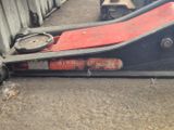 un skateboard rouge et noir posé par terre