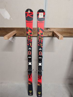 une paire de skis accrochée à un support dans un garage