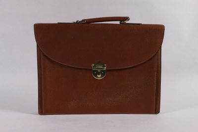 LANCEL. Porte documents en cuir grainé marron glacé portant la mention