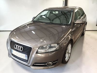 une image d'une voiture garée dans un garage