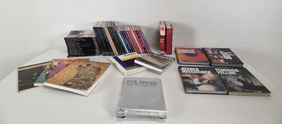 de nombreux livres posés sur la table et un téléphone portable posé sur la table
