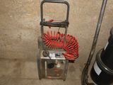 une photo d'un compresseur d'air portable dans un sous-sol