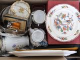 une boîte remplie d'assiettes et de plats de toutes sortes