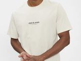 Cet homme porte un t-shirt blanc et un jean bleu.