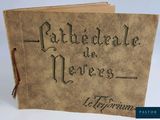 un vieux livre sur lequel est écrit « Calede de Deves »