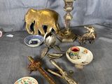 un grand nombre d'objets posés sur une table