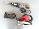 une perceuse filaire et un marteau perforateur filaire posés sur une table
