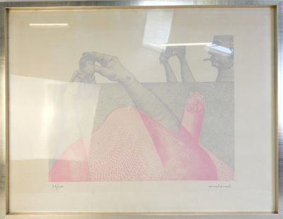 une photo d'une femme allongée sur un canapé