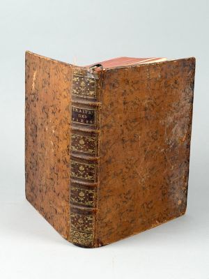 un vieux livre posé sur une surface blanche