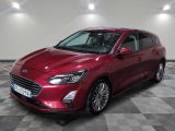 une Ford Focus rouge garée sur un sol à damier