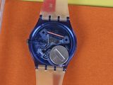 une montre posée sur une feuille de papier