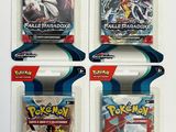 quatre paquets de cartes à collectionner Pokémon dans des pochettes en plastique