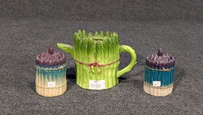 trois vases conçus pour ressembler à des asperges