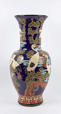 un vase bleu orné d'un motif représentant des oiseaux et des fleurs