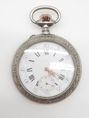 une montre de poche en argent avec des chiffres romains