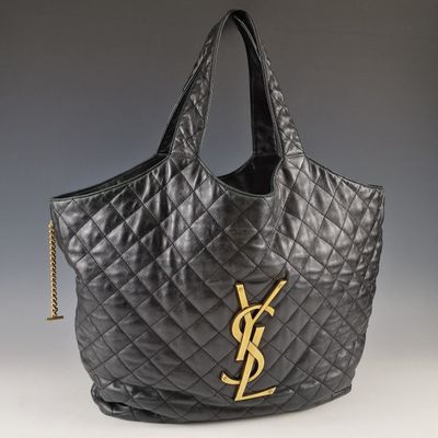 un sac fourre-tout matelassé noir orné d'un logo « y » doré sur le devant