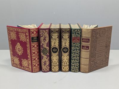 quatre livres sont alignés sur une table