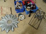de nombreux objets posés sur le sol les uns à côté des autres