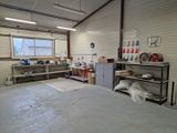 un garage avec de nombreux outils sur les étagères