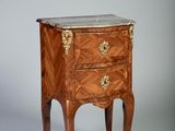 une petite commode avec un plateau en marbre