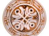 une assiette ornée d'un motif sur fond blanc