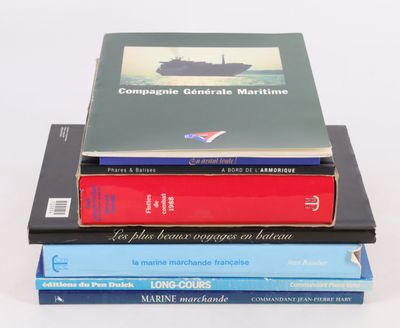 trois livres empilés sur une surface blanche