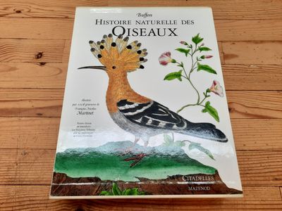 un gros plan sur un livre posé sur une table en bois