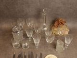 quelques verres et un centime posés sur la table