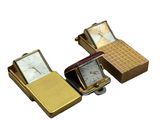 Trois modèles de montres différents sont présentés dans une boîte