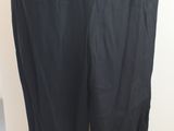 un mannequin portant un pantalon noir orné de lacets