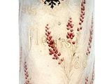 un vase en verre avec un motif sur une surface blanche