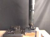 une photo d'un bureau sur lequel se trouvent un microscope et d'autres objets