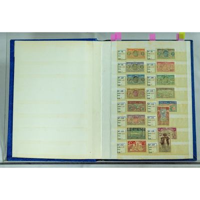 un livre ouvert avec des timbres, posé sur une table