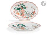 une image représentant une paire d'assiettes ornées de fleurs et d'oiseaux