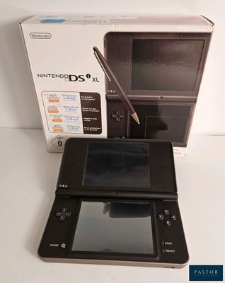une Nintendo DSX noire avec un stylet posé devant