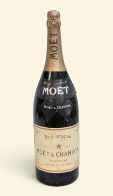 une bouteille de champagne Moët & Chandon sur fond blanc