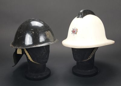 deux casques sont posés l'un sur l'autre sur une surface noire