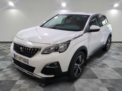 la voiture blanche est garée dans la pièce au sol en damier