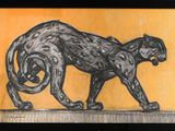 dessin représentant un chat noir sur fond jaune, dans un cadre noir