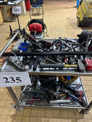 la photo d'une table sur laquelle sont posés de nombreux outils