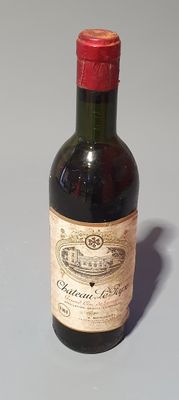 une bouteille de vin posée sur une table