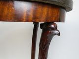 une table en bois avec un plateau en marbre sur lequel est posé un oiseau