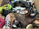 de nombreuses paires de chaussures présentées dans une boîte en carton